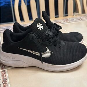 Nike Flex Black and White Athletic Shoes used size 7.5